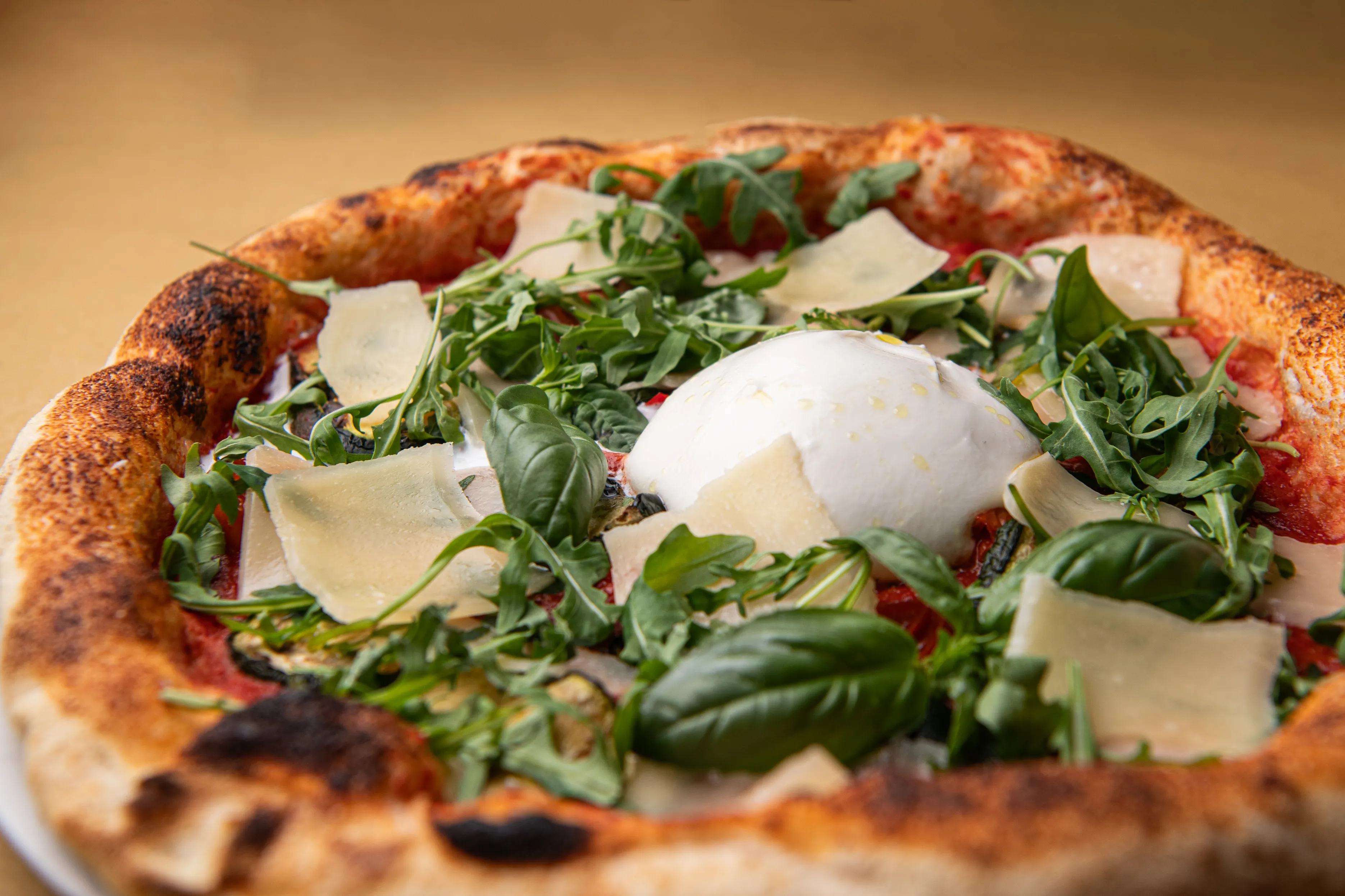 Il forno a legna acceso della pizzeria di Milano